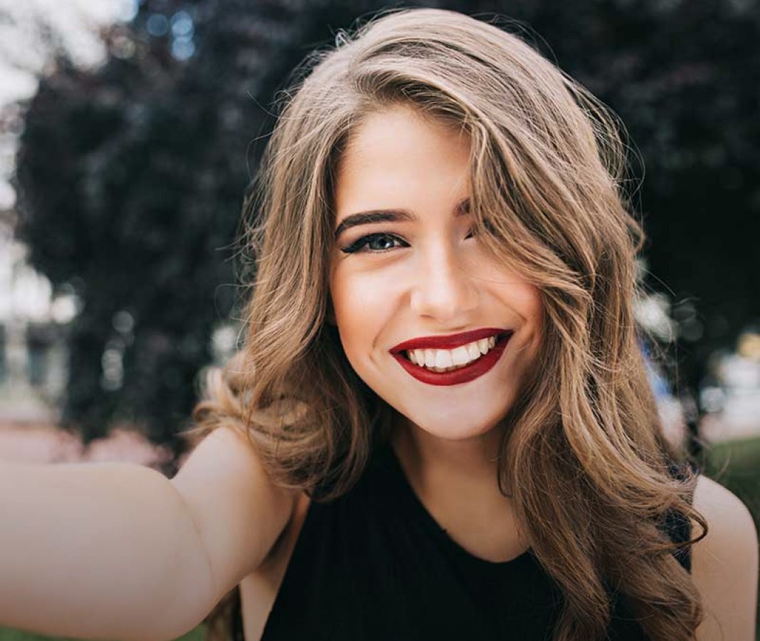 philadelphia dentist patient model smiling widely with lipstick on